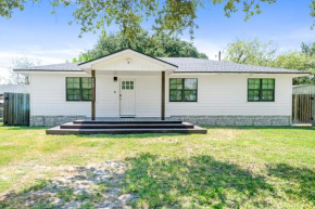R & R's Reel Paradise 5 minutes to the harbour and 11 miles to the Beach!